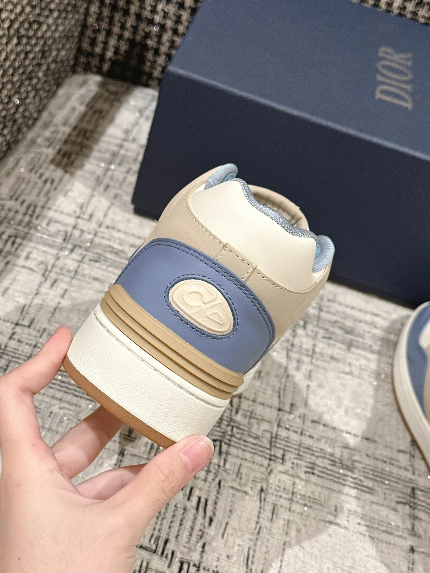 👟👟Ex-factory price 680👟👟. Dior 2024 model B57 popular casual shoe mid-top version, couple model, original explosion-proof one-to-one perfect reproduction, craftsmanship details in place, original customized materials, awesome, latest element combination, fashionable and casual personality, versatile Fabric: original fabric cowhide, mesh, electric embroidery plus 3D printing Inner: imported breathable mesh feet: original molding pad outsole: original one-to-one mold opening T👟👟Ex-factory price U Size: women’s size 35-40~men’s size 39-45